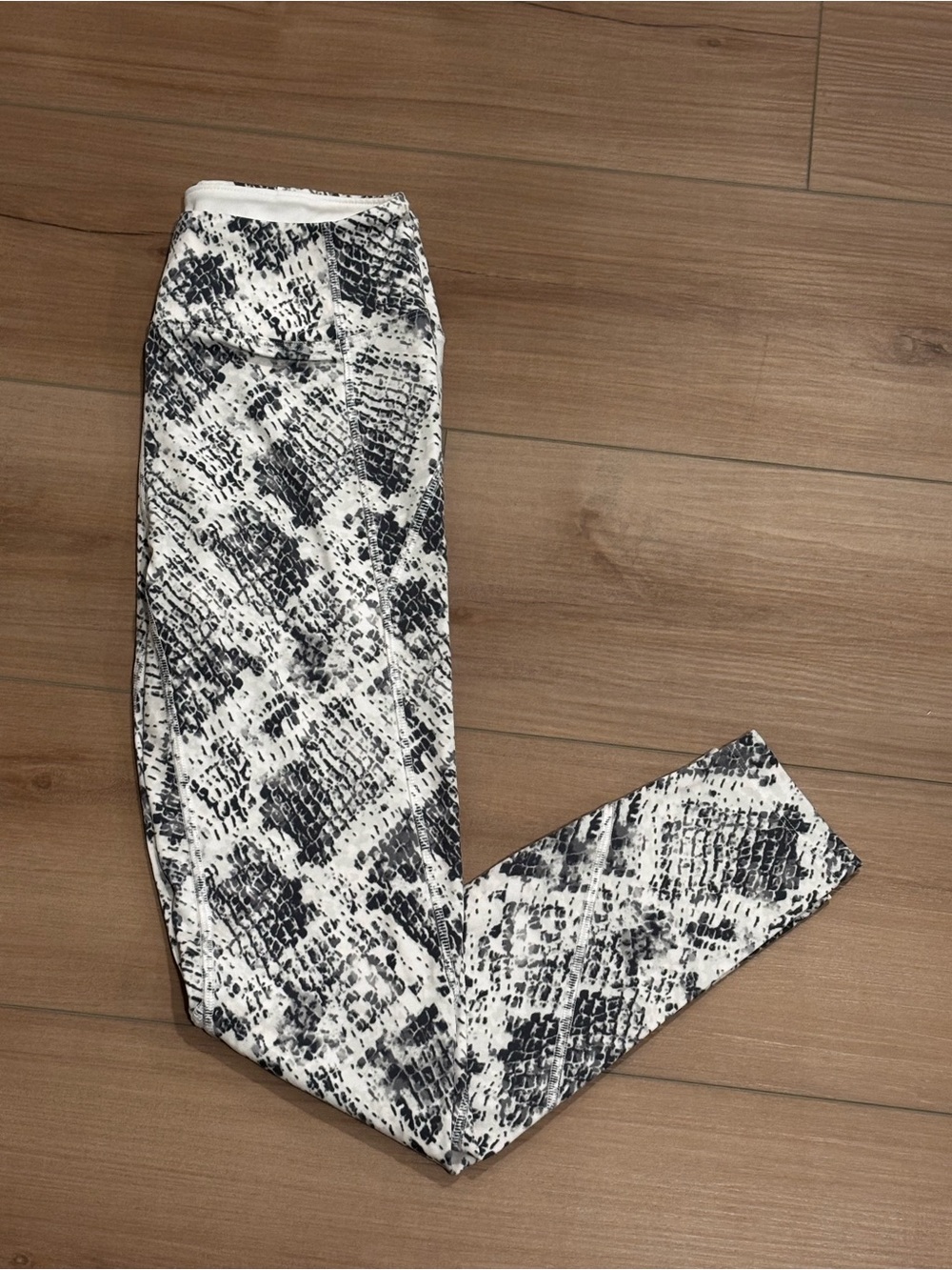 PINK Victoria's Secret - Snake-Print Leggings